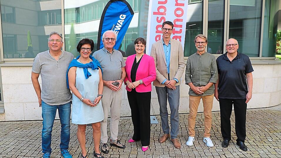 Sie k&uuml;ndigten den Firmenlauf an: Ralf St&uuml;rznickel und Uta Silberbach-H&auml;usler (von links, Spendenprojekt), Wolfgang Kammann (LLC), Sandra Wimmer und Robert Greb (Rewag), Helmut G&ouml;ss (LLC) und Armin Wolf.