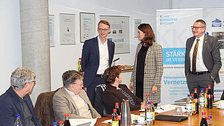 Professor Dr. Günther Maderbacher (stehend links) stellte sich im Krankenhausausschuss vor. Neben ihm stehen Landrätin Tanja Schweiger und Klinikdirektor Martin Rederer. Professor Dr. Günther Maderbacher (stehend links) stellte sich im Krankenhausausschuss vor. Neben ihm stehen Landrätin Tanja Schweiger und Klinikdirektor Martin Rederer.