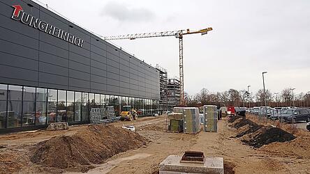 Die Materialfluss-Arena ist baulich bereits weit fortgeschritten, daneben entstehen noch der Eingangsbereich inklusive dem Bereich Markenerlebnis und das B&uuml;rogeb&auml;ude sowie weitere Parkpl&auml;tze.