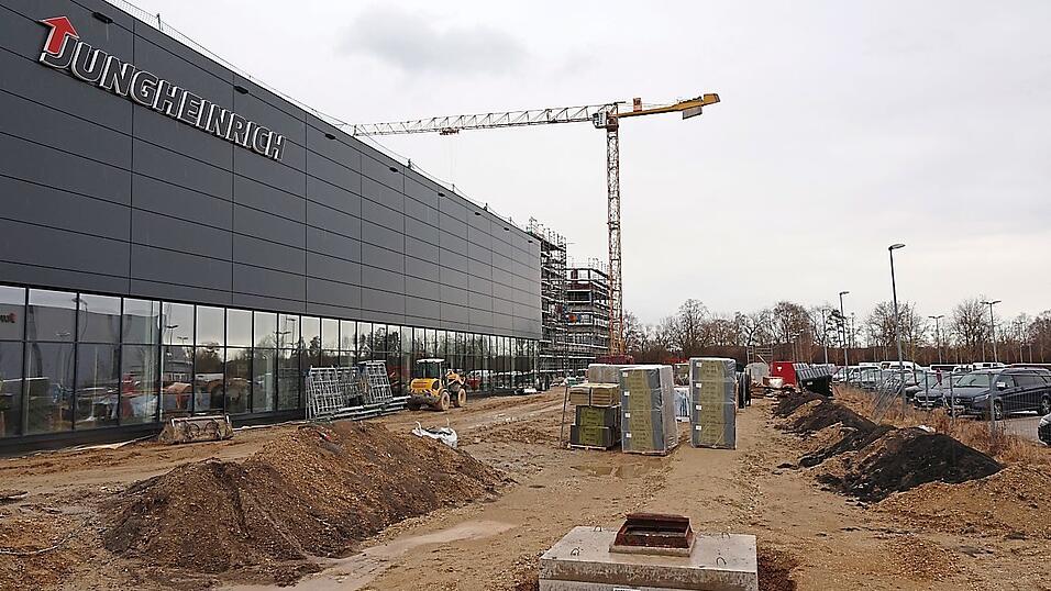 Die Materialfluss-Arena ist baulich bereits weit fortgeschritten, daneben entstehen noch der Eingangsbereich inklusive dem Bereich Markenerlebnis und das B&uuml;rogeb&auml;ude sowie weitere Parkpl&auml;tze.