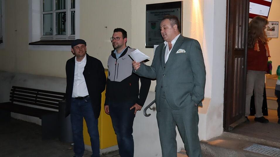 Um 19.13 Uhr verlas W&ouml;rths Wahlleiter Andreas Gritschmeier (rechts) das Wahlergebnis. B&uuml;rgermeister Josef Sch&uuml;tz (links) holte 68,4 Prozent aller Stimmen, Andreas F&uuml;rst 31,6 Prozent (Mitte).