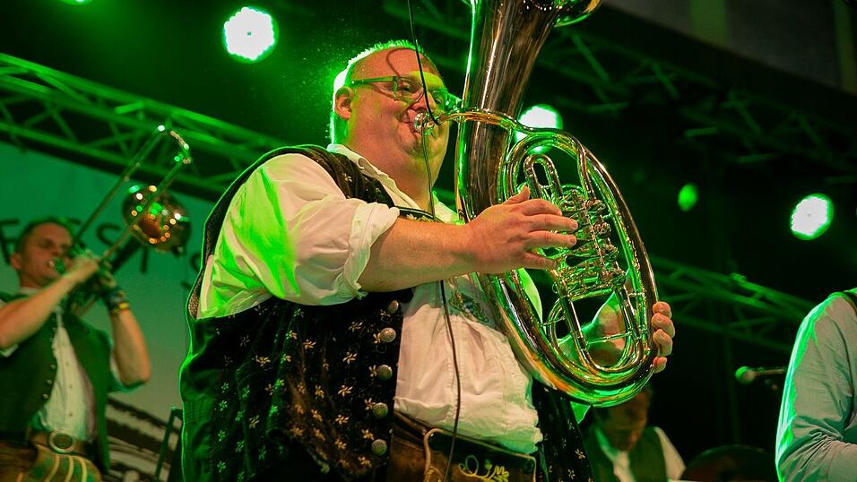 Am Dienstag spielte der Menzl im Festzelt Weckmann auf. Diese Blasmusikfreunde waren mit dabei.