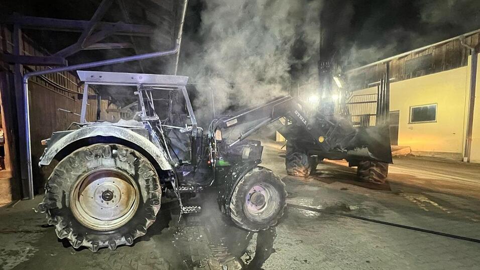 Aufgrund eines technischen Defekts geriet im Walderbacher Ortsteil Stockhof ein Traktor in Brand. Durch das rasche Eingreifen der Besitzer und der Feuerwehren hielt sich das Ausmaß des Schadens in Grenzen.