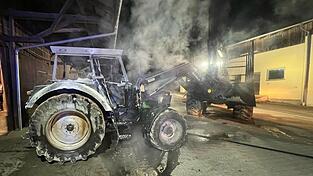 Aufgrund eines technischen Defekts geriet im Walderbacher Ortsteil Stockhof ein Traktor in Brand. Durch das rasche Eingreifen der Besitzer und der Feuerwehren hielt sich das Ausmaß des Schadens in Grenzen.