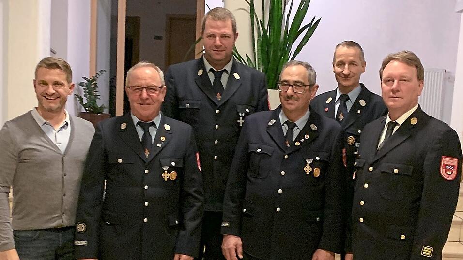 Auch Mitglieder wurden geehrt: B&uuml;rgermeister Max Kofler, Johann Petschko, Andreas Eder, Mathias Winner, Helmut Pl&ouml;tz und KBI G&uuml;nter Deller.