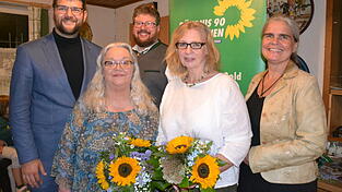 MdL Johannes Becher (links), Kreisvorsitzender Max Breu und Bezirksrätin Sabine Bock gratulierten ihren Parteifreundinnen Sigrid Burger-Jehle und Petra Mildebrath-Wendt (vorne v. l.) zu ihrer Wahl als weibliche Doppelspitze des neu gegründeten Grünen-Ortsverbandes Nandltstadt. MdL Johannes Becher (links), Kreisvorsitzender Max Breu und Bezirksrätin Sabine Bock gratulierten ihren Parteifreundinnen Sigrid Burger-Jehle und Petra Mildebrath-Wendt (vorne v. l.) zu ihrer Wahl als weibliche Doppelspitze des neu gegründeten Grünen-Ortsverbandes Nandltstadt.