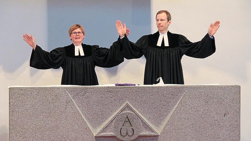 Mit dem Segen und einem Friedensgruß verabschieden sich Pfarrerin Chrstina Hinderer und Pfarrer Michael Hinderer aus Roding. Mit dem Segen und einem Friedensgruß verabschieden sich Pfarrerin Chrstina Hinderer und Pfarrer Michael Hinderer aus Roding.