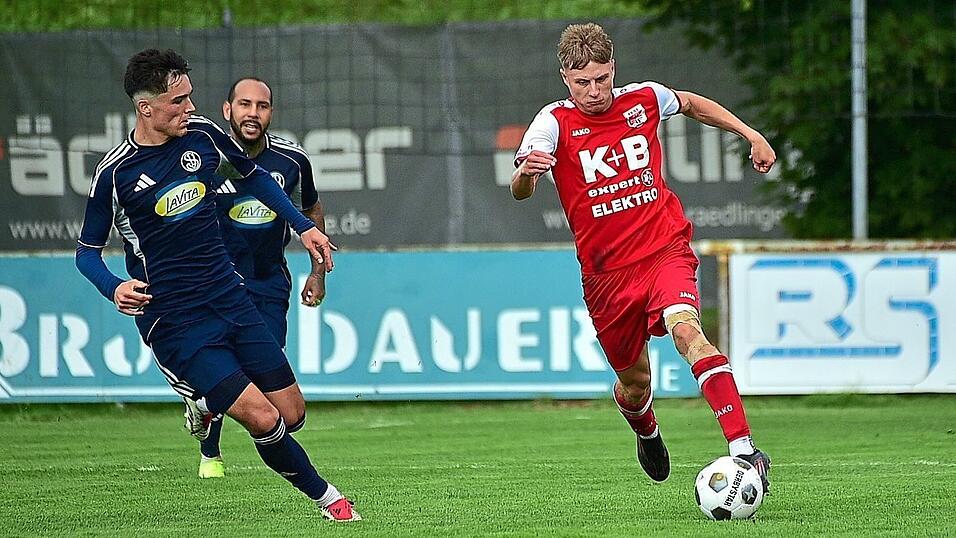 Der Einsatz von Rodings Außenverteidiger Justin Lysyuk (r.) ist im Kellerduell gegen den FC Tegernheim fraglich. Der Einsatz von Rodings Außenverteidiger Justin Lysyuk (r.) ist im Kellerduell gegen den FC Tegernheim fraglich.