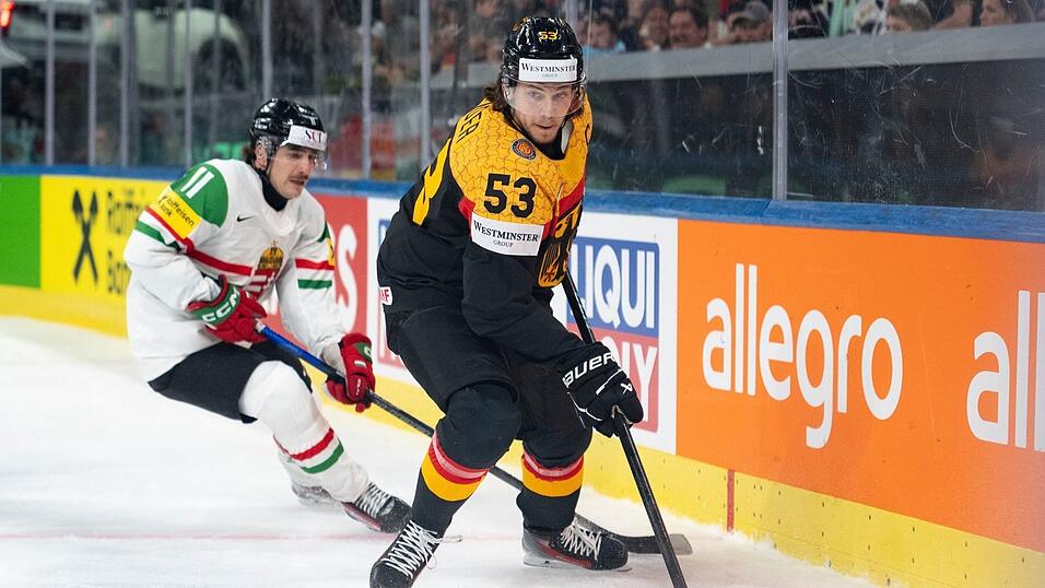 NHL-Star Moritz Seider (r) spricht nach dem drohenden deutschen Vorrunden-Aus Klartext.