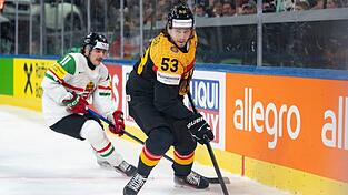 NHL-Star Moritz Seider (r) spricht nach dem drohenden deutschen Vorrunden-Aus Klartext.