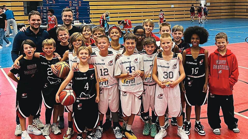 Die Siegermannschaft des Flottweg-Cups in der Altergruppe U12.Die Sieger in der Altersgruppe U16. Im Turnier-Gesamtergebnis konnten die Mannschaften aus Vilsbiburg gut abschneiden.