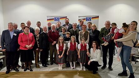 Die Ehrengäste gemeinsam mit BdV-Bezirksvorsitzendem Eduard Neuberger (8.v.l.), dem Schirmherrn Landrat Josef Laumer (4.v.r.) und dem Festredner Oberbürgermeister Markus Pannermayr (5.v.l.).