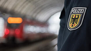 In einem Regionalexpress zog ein Unbekannter die Hosen runter. In einem Regionalexpress zog ein Unbekannter die Hosen runter.