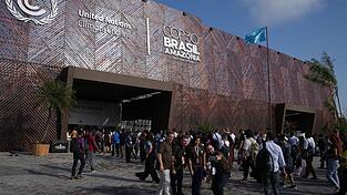 In der riesigen Zeltstadt in Belém versammeln sich jeden Tag Zehntausende Menschen. In der riesigen Zeltstadt in Belém versammeln sich jeden Tag Zehntausende Menschen.