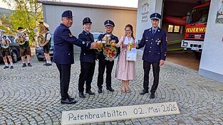 Patenbraut und Feuerwehrf&uuml;hrung stie&szlig;en in Vorfreude auf das Gr&uuml;ndungsfest der FFW im Juli 2027 an.
