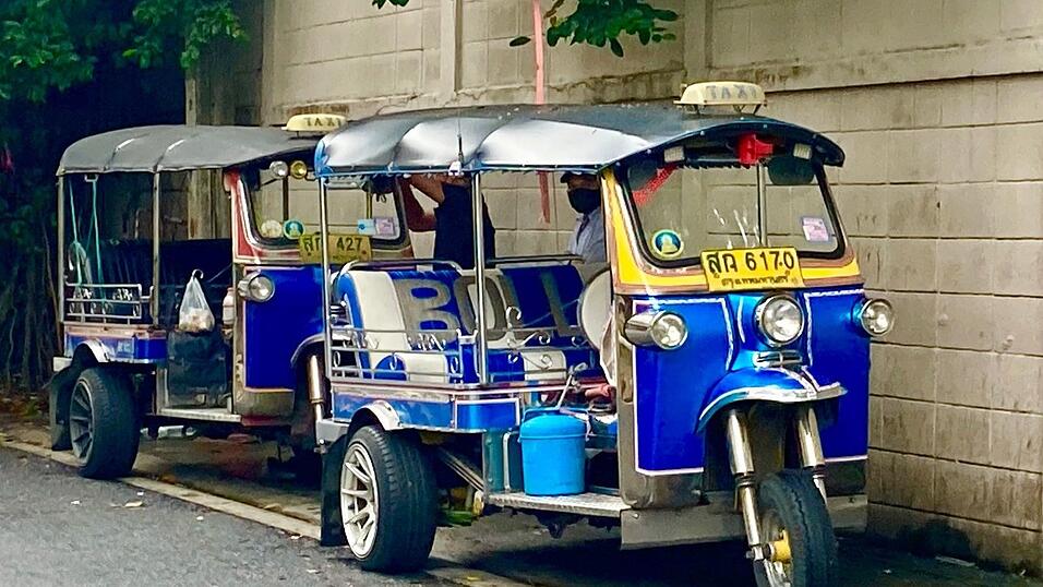 Die Knatterkisten stehen in Bangkok allerorts am Straßenrand. Die Knatterkisten stehen in Bangkok allerorts am Straßenrand.