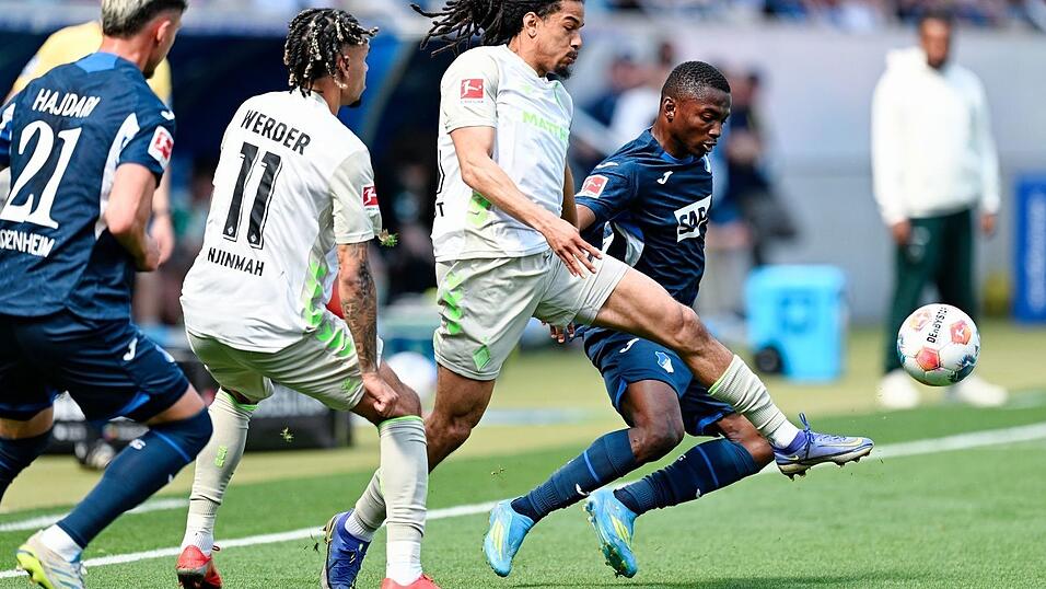 Hoffenheims Bazoumana Tour&eacute; (r.) macht Druck gegen Werder.