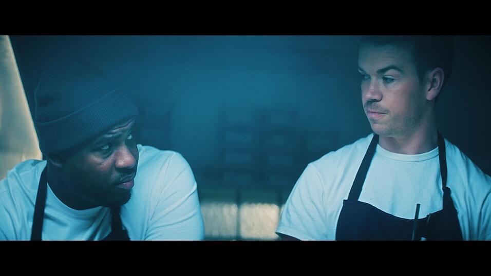 Auch zwischen Dessertkoch Marcus (Lionel Boyce, links) und seinem Kollegen und engen Vertrauten Luca (Will Poulter) ist das Verhältnis plötzlich angespannt. Auch zwischen Dessertkoch Marcus (Lionel Boyce, links) und seinem Kollegen und engen Vertrauten Luca (Will Poulter) ist das Verhältnis plötzlich angespannt.