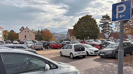 Der Parkplatz neben der Arbeitsagentur ist an Schultagen belegt. Die vielen 45er Autos sorgen f&uuml;r mehr Bedarf an Parkfl&auml;che.