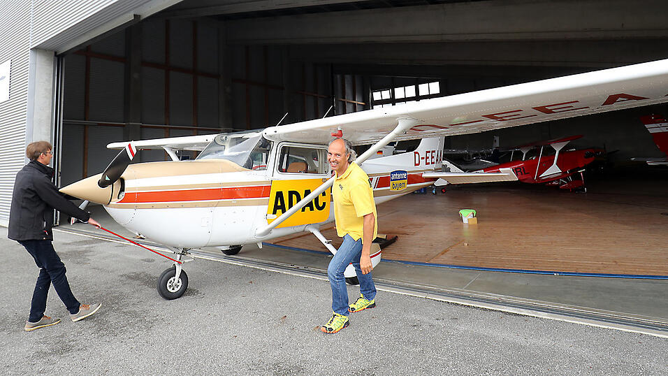 Das Flugzeug der Flugbeobachter ist am Flugplatz Ellerm&uuml;hle untergestellt.