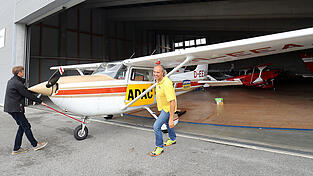 Das Flugzeug der Flugbeobachter ist am Flugplatz Ellerm&uuml;hle untergestellt.