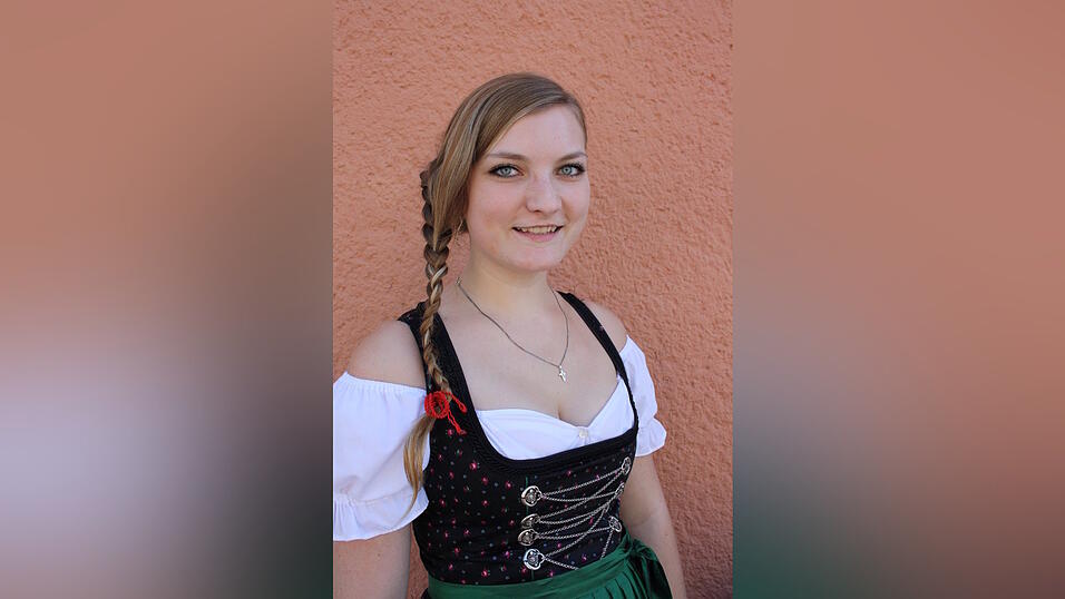 Asymetrisch über Kreuz: Haarlänge: Etwas über schulterlang. Je länger, desto schöner wird der Zopf.Das brauchst du:Zopfgummi, Kordel- oder Satinband, Wachs, HaarsprayTipp:Schön wirkt es, wenn die Kordel oder das Satinband zur Dirndlfarbe passt.Freistunde zeigt dir mit den nächsten Fotos, wie du diese Frisur nachmachst. Asymetrisch über Kreuz: Haarlänge: Etwas über schulterlang. Je länger, desto schöner wird der Zopf.Das brauchst du:Zopfgummi, Kordel- oder Satinband, Wachs, HaarsprayTipp:Schön wirkt es, wenn die Kordel oder das Satinband zur Dirndlfarbe passt.Freistunde zeigt dir mit den nächsten Fotos, wie du diese Frisur nachmachst.