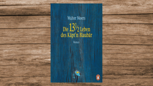 'Die 13 ½ Leben des Käpt'n Blaubär' von Walter Moers, erschienen bei Penguin Books, 704 Seiten, empfohlen ab zwölf Jahren.