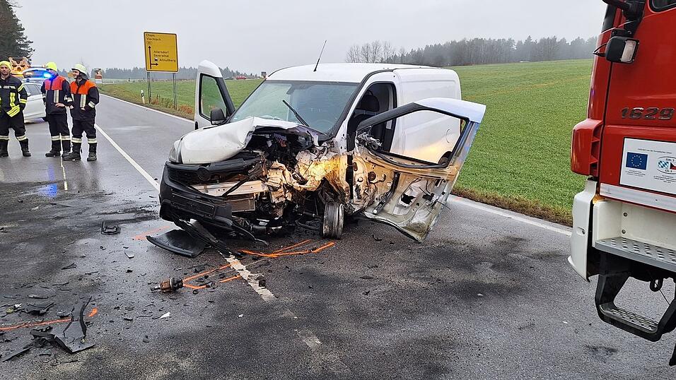 Beim Unfall auf der B 85 waren vier Fahrzeuge beteiligt. Beim Unfall auf der B 85 waren vier Fahrzeuge beteiligt.