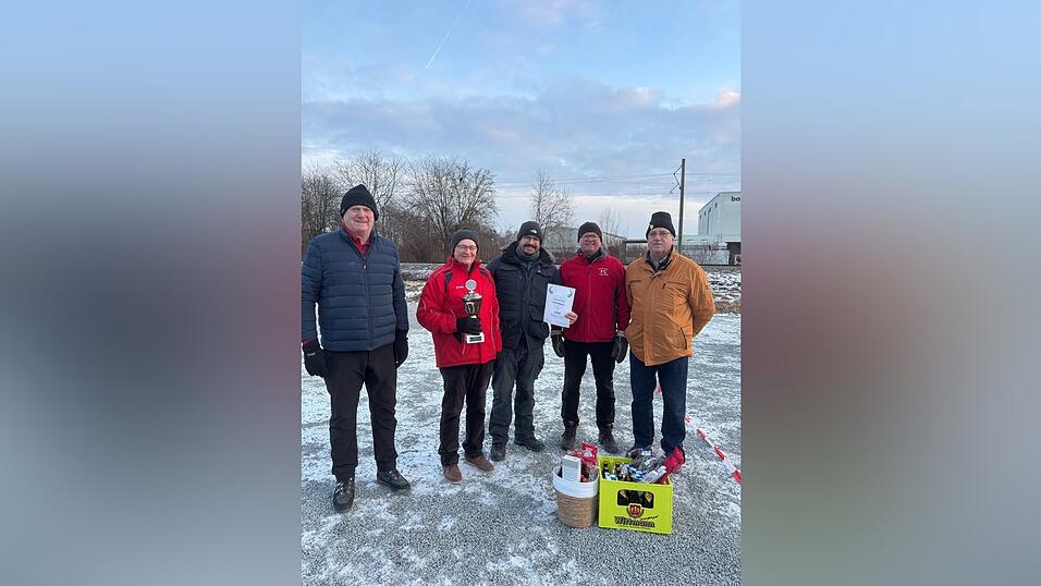 So sehen Sieger aus: Die FCE-Stockschützen (von rechts.) Helmut Pfefferle, Walter Heim, Hans Kaufmann und Georg Schlecht holten sich den Pott. Thomas Dziurduzia (Mitte) gratulierte. So sehen Sieger aus: Die FCE-Stockschützen (von rechts.) Helmut Pfefferle, Walter Heim, Hans Kaufmann und Georg Schlecht holten sich den Pott. Thomas Dziurduzia (Mitte) gratulierte.