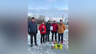 So sehen Sieger aus: Die FCE-Stocksch&uuml;tzen (von rechts.) Helmut Pfefferle, Walter Heim, Hans Kaufmann und Georg Schlecht holten sich den Pott. Thomas Dziurduzia (Mitte) gratulierte.