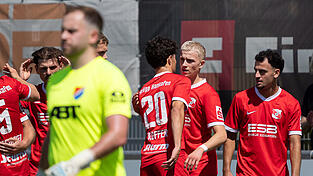 Die SpVgg Hankofen (in Rot) bejubelt den Treffer zum 1:0, erzielt durch Daniel Zormeier (2. v. r.). Mit dem 2:1-Heimsieg über den TSV Kottern sind die „Dorfbuam“ jetzt drei Spiele in Serie unbesiegt. Die SpVgg Hankofen (in Rot) bejubelt den Treffer zum 1:0, erzielt durch Daniel Zormeier (2. v. r.). Mit dem 2:1-Heimsieg über den TSV Kottern sind die „Dorfbuam“ jetzt drei Spiele in Serie unbesiegt.