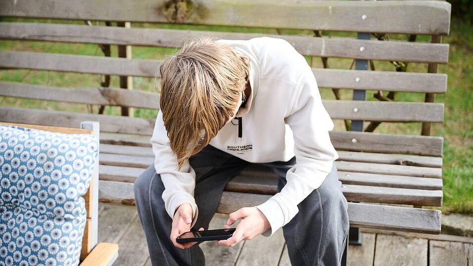 Kinder und Jugendliche brauchen aus Sicht von Verbraucherschützern keine bloßen Nutzungsgrenzen, sondern Plattformen, die von vornherein sicher sind. (Symbolbild) Kinder und Jugendliche brauchen aus Sicht von Verbraucherschützern keine bloßen Nutzungsgrenzen, sondern Plattformen, die von vornherein sicher sind. (Symbolbild)