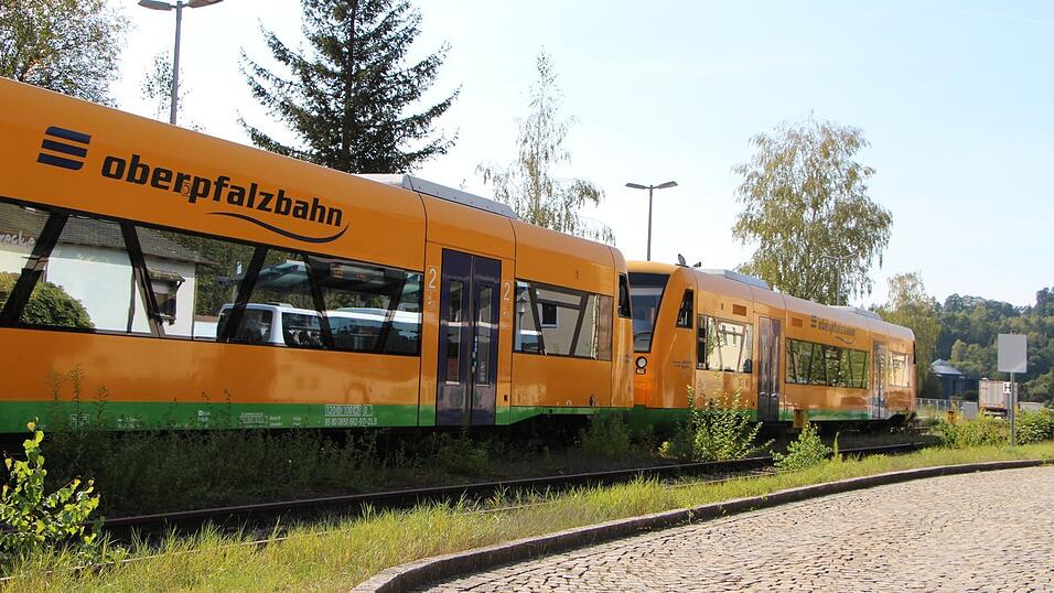 Die Bahnstrecke zwischen Bad Kötzting und Lam ist ab 19. Oktober wegen Gleisarbeiten gesperrt. Die Bahnstrecke zwischen Bad Kötzting und Lam ist ab 19. Oktober wegen Gleisarbeiten gesperrt.
