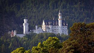 Neuschwanstein ist das bei den nach Bayern strömenden Touristen aus aller Welt beliebteste Schloss im Freistaat.