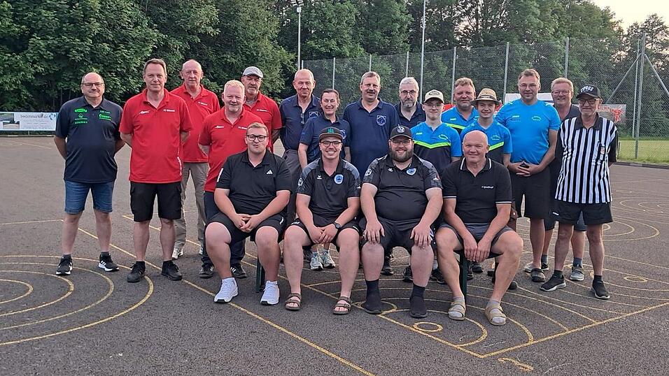 Die vier Erstplatzierten in Gruppe 2, hier war die Kreisauswahl (sitzend) nicht zu schlagen. Die vier Erstplatzierten in Gruppe 2, hier war die Kreisauswahl (sitzend) nicht zu schlagen.