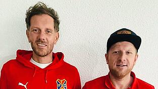 Sportlicher Leiter Thomas Iglhaut (rechts) stellt Christian Ranzinger als neuen Trainer des 1. FC Bad Kötzting vor.