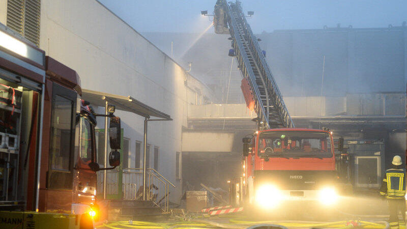 Beim Brand in einer Schlachtanlage bei Bogen ist ein zweistelliger Millionenschaden entstanden. Foto: Armin Weigel/dpa