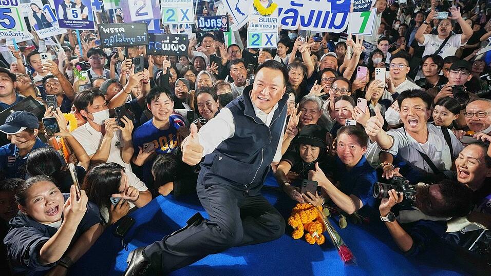 Ministerpr&auml;sident Anutin Charnvirakul k&uuml;ndigte die vorgezogene Neuwahl im Dezember an. (Archivbild)