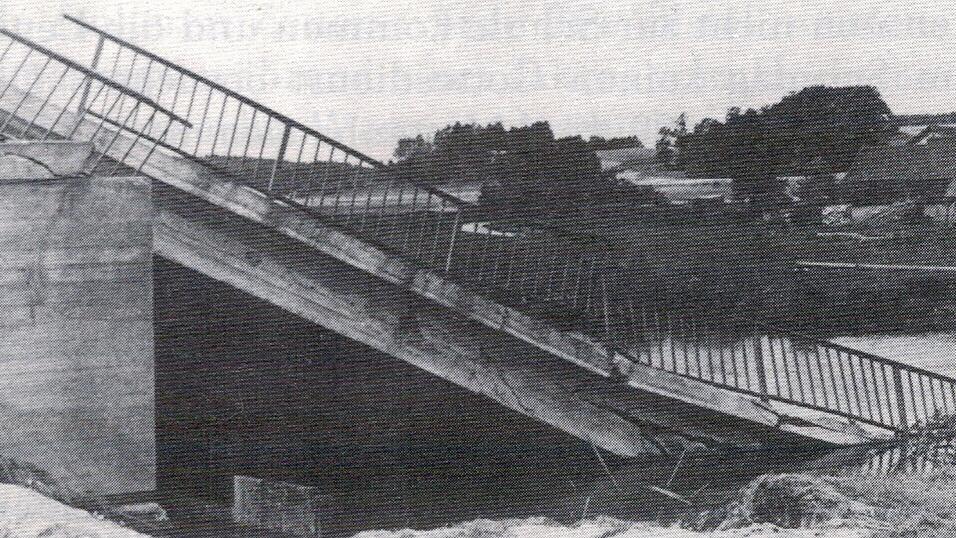 Die Eisenbetonbrücke bei Bruckmühl stürzte ein.