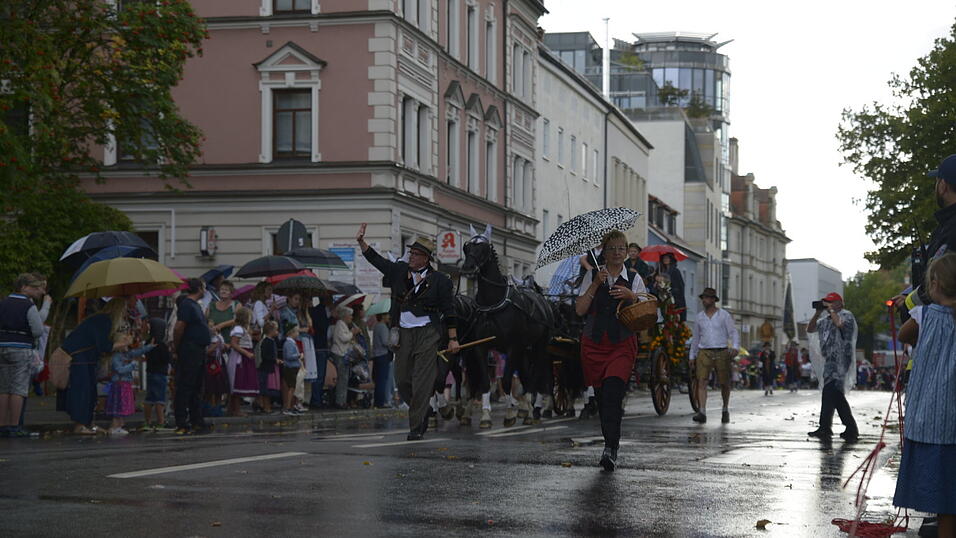 Zahlreiche Musik- und Trachtengruppen zogen nach dreij&auml;hriger Pause am Freitagabend zum Festplatz Am Hagen.&nbsp;