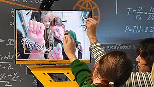 Bei Continental konnten die jungen Besucher einen KI-Demonstrator ausprobieren. Bei Continental konnten die jungen Besucher einen KI-Demonstrator ausprobieren.