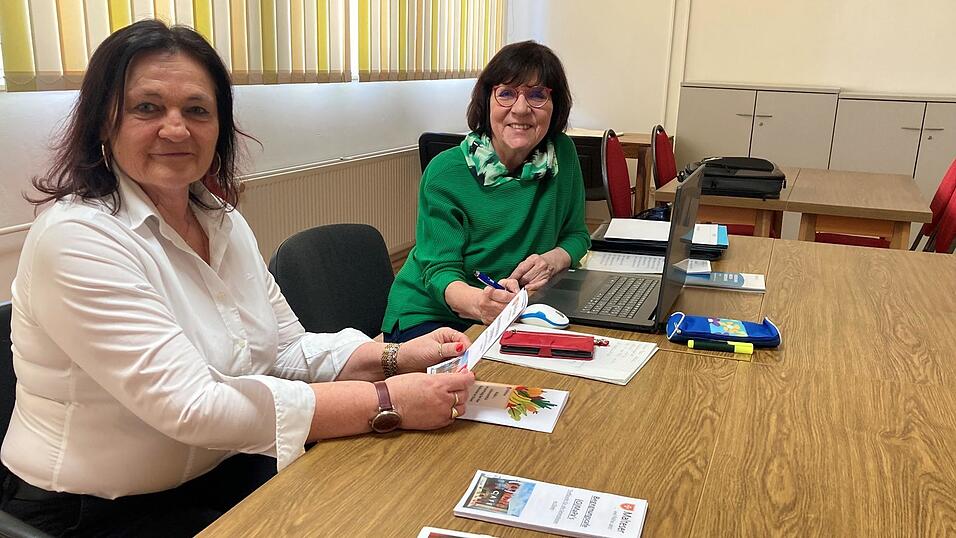 Angelika Peintinger (rechts) ist in einem Raum des Begegnungscaf&eacute;s der Malteser von Gesch&auml;ftsf&uuml;hrerin Martina Vogl untergekommen. Hier beantwortet sie alle Fragen zur Rente.