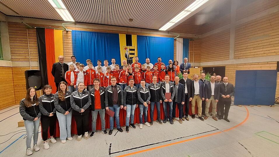 Beim Neujahrsempfang wurden unter anderem die erfolgreichen Mannschaften der Fasanenschützen Ettenkofen und der E1- und E2-Fußballer der Spielgemeinschaft Neufahrn-Ettenkofen geehrt. Beim Neujahrsempfang wurden unter anderem die erfolgreichen Mannschaften der Fasanenschützen Ettenkofen und der E1- und E2-Fußballer der Spielgemeinschaft Neufahrn-Ettenkofen geehrt.