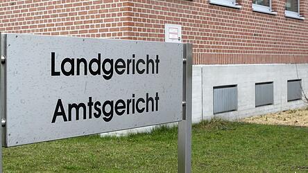 Der Fall des 14-J&auml;hrigen w&auml;re eigentlich unter Bagatelldelikte einzustufen. Dementsprechend waren die Vorf&auml;lle urspr&uuml;nglich auch vor dem Amtsgericht angeklagt. Dieses hat sich jedoch nach kurzer Beweisaufnahme f&uuml;r nicht zust&auml;ndig erkl&auml;rt und den Fall an das Landgericht verwiesen.