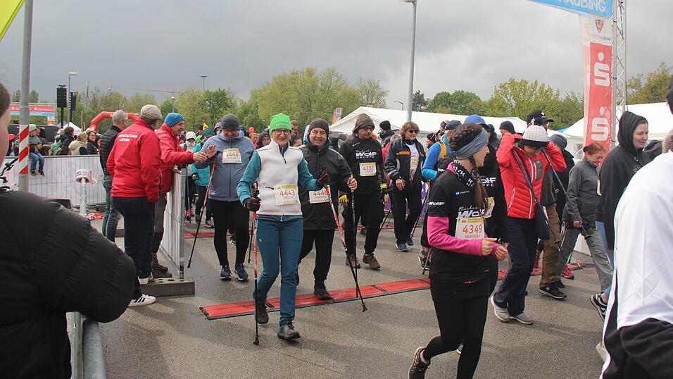 Auch die großen Herzogstadtläufer ließen sich wie schon die Kleinen am Samstag durch das nasskalte Aprilwetter den Spaß am Sport unter freiem Himmel nicht verderben.