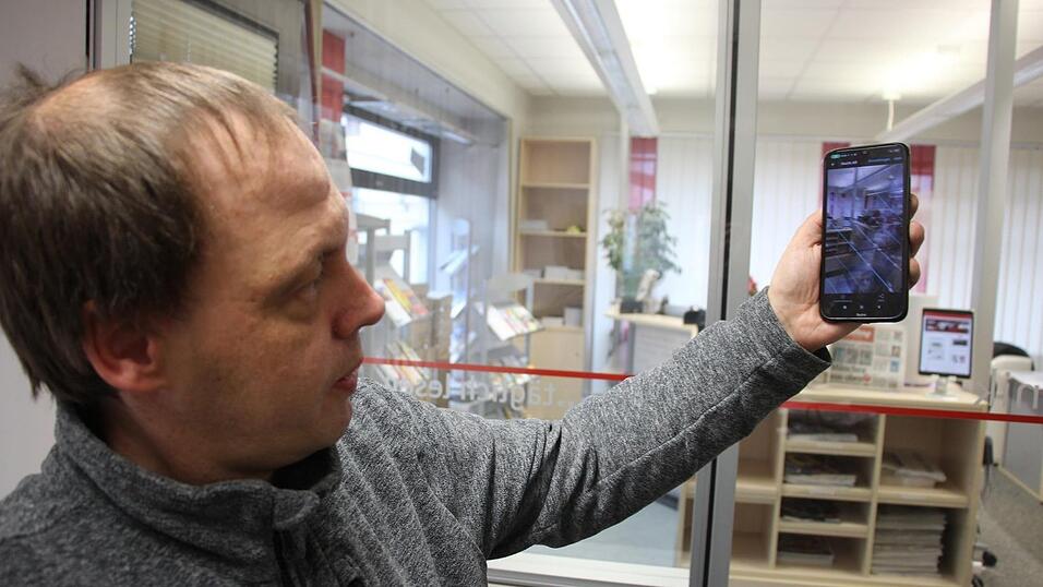 Andreas Mühlbauer zeigt die App, mit der er die richtige Richtung zur Milchstraße findet. Andreas Mühlbauer zeigt die App, mit der er die richtige Richtung zur Milchstraße findet.