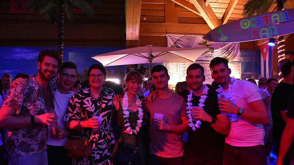 Die besten Bilder vom Samstag zeigen Tanzen und jede Menge Spaß. Die besten Bilder vom Samstag zeigen Tanzen und jede Menge Spaß.