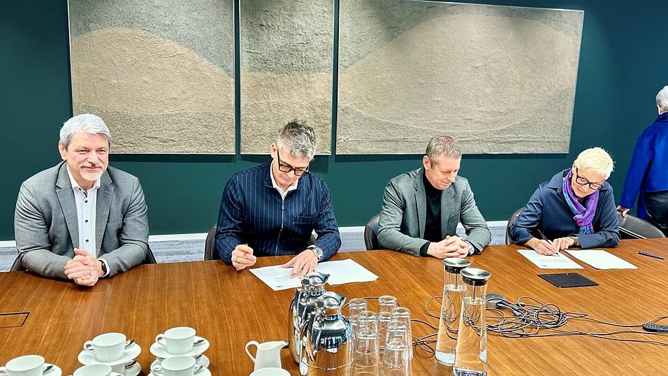 Bei der Unterzeichnung: B&uuml;rgermeister Bauer, Unternehmer Josef R&auml;dlinger, Gesch&auml;ftsf&uuml;hrer R&uuml;diger Altmann und LGS-Chefin Claudia