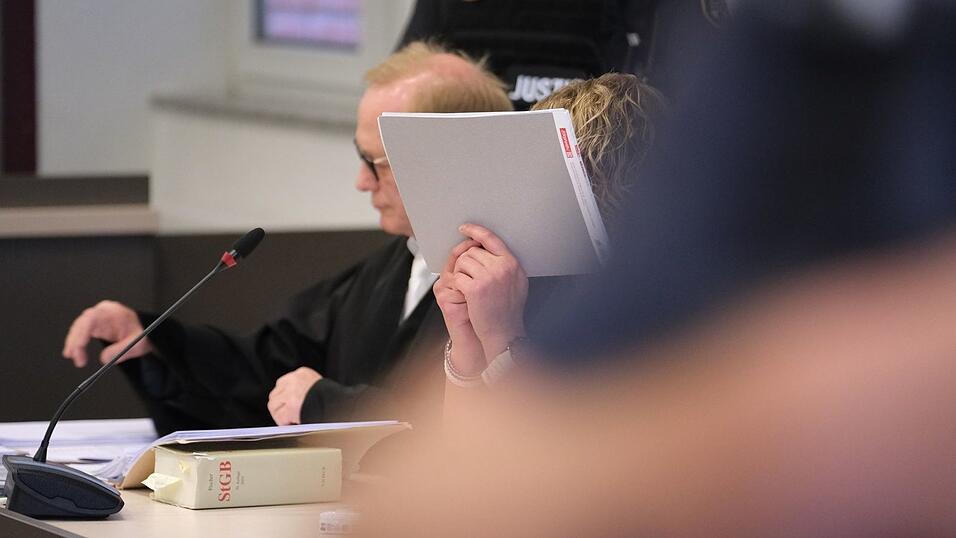 Vor dem Landgericht in Dessau-Roßlau ist eine Zwillingsmutter nach dem Tod ihrer Kinder verurteilt worden. (Archivbild) Vor dem Landgericht in Dessau-Roßlau ist eine Zwillingsmutter nach dem Tod ihrer Kinder verurteilt worden. (Archivbild)