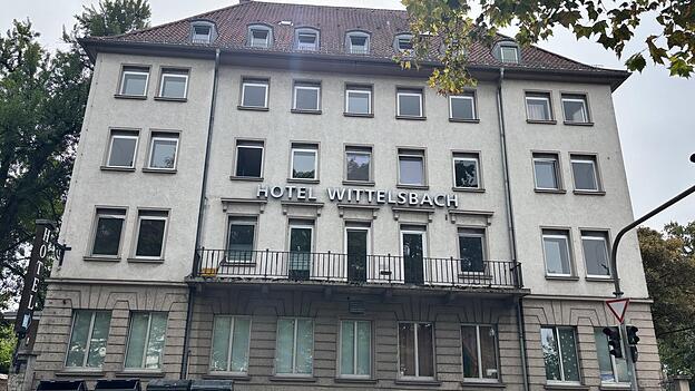 Schon jetzt sieht man von au&szlig;en deutlich: Die staatliche Gemeinschaftsunterkunft am Stadtgraben steht so gut wie leer.